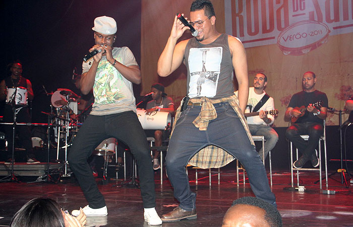 Preta Gil dança no palco com Thiaguinho durante show