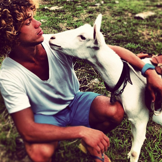 José Loreto se encanta por cabra durante gravação de novela