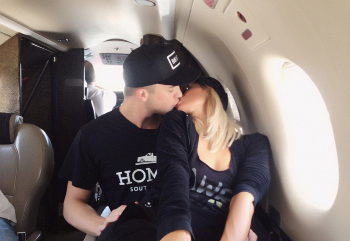 Paris Hilton e River Viiperi se beijam a bordo do jatinho, rumo a México