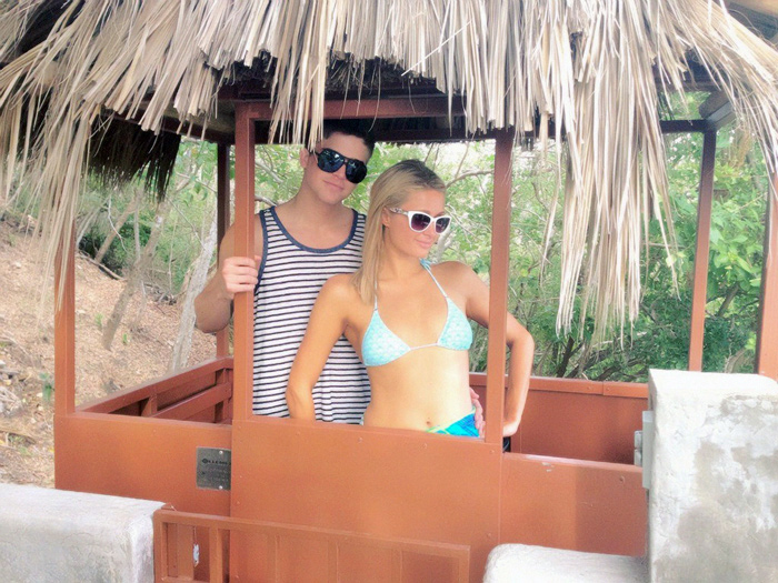 Paris Hilton e River Viiperi se beijam a bordo do jatinho, rumo a México