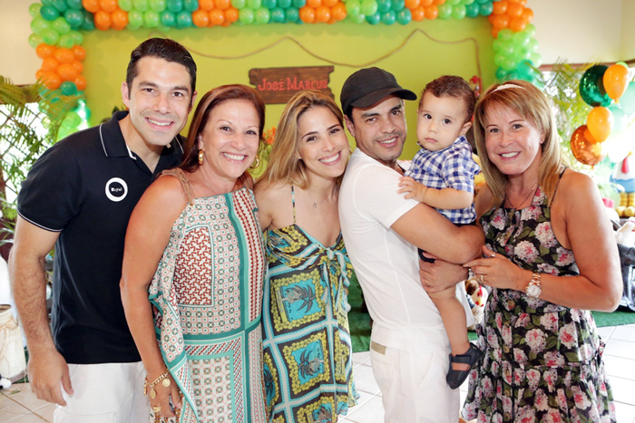 A família inteira se reuniu na fazenda de Zezé para comemorar o aniversário