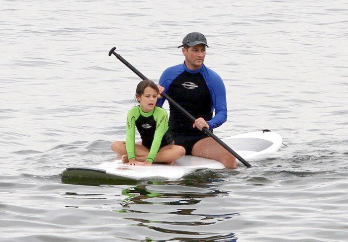 Em momento família, Marcelo Serrado e a filha praticam stand-up paddle
