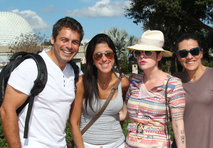 Ellen Jabour, Monique Alfradique visitam o parque da Disney