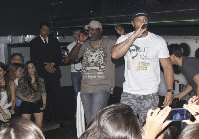 Fora do BBB, Kleber Bambam faz show com Mr. Catra no Rio