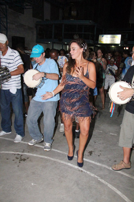 Suzana Pires mostra samba no pé