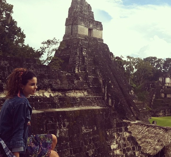 Sthefany Brito visita as ruínas maias da Guatemala