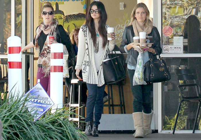 Selena Gomez visita três lojas de fast food em um único dia