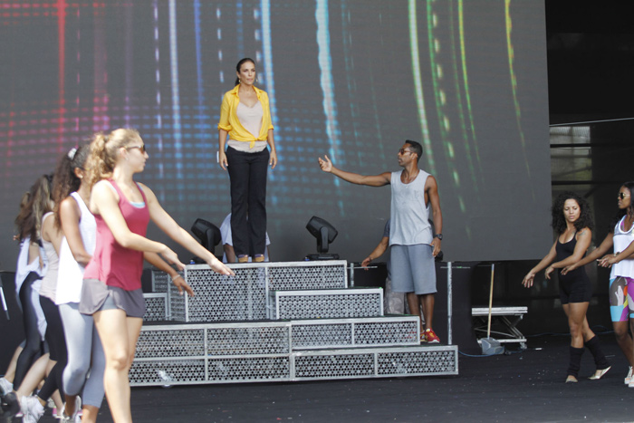 Ivete Sangalo ensaia no palco do Festival de Verão
