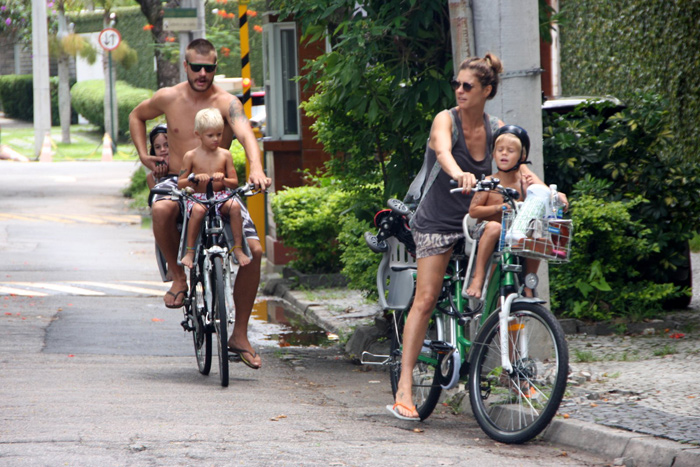 Fernanda Lima passeia de bicicleta com toda a família