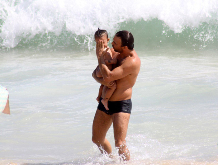Marcelo Faria brinca com a filha na praia do Arpoador, no Rio