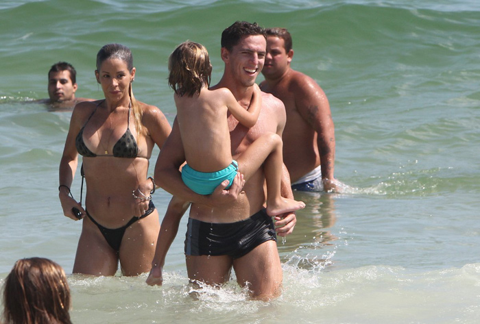 Danielle Winits curte praia com o filho e o namorado 