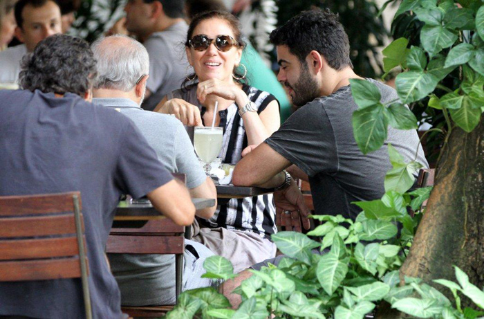 Lília Cabral almoça com amigos em restaurante no Rio