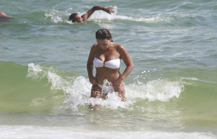 De biquíni branco, Suzana Pires curte praia no Rio de Janeiro