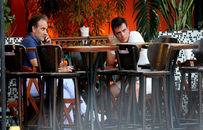 Rodrigo Lombardi e Marco Ricca papeiam em barzinho na Barra da Tijuca 