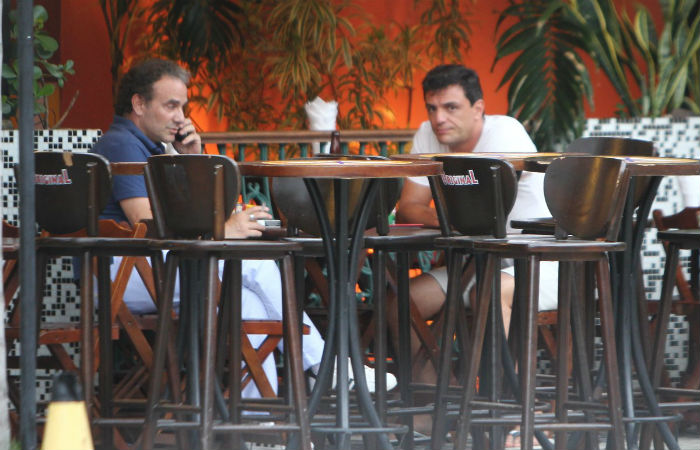 Rodrigo Lombardi e Marco Ricca papeiam em barzinho na Barra da Tijuca 