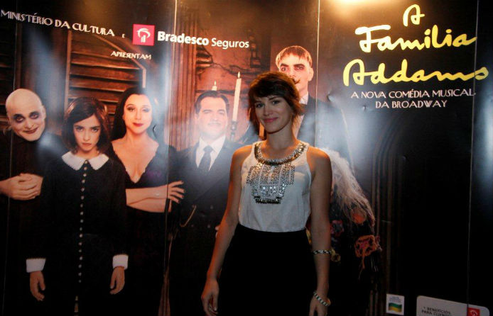 Daniel Oliveira leva filhos ao musical A Família Addams