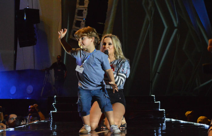 Filho de Claudia Leitte sobre ao palco no Festival de Verão de Salvador