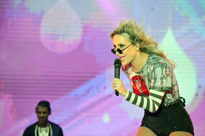 Filho de Claudia Leitte sobe ao palco do Festival de Verão de Salvador