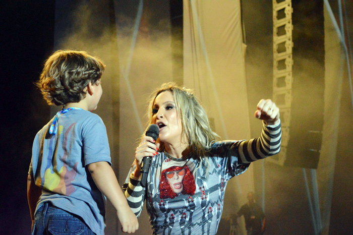 Filho de Claudia Leitte sobe ao palco do Festival de Verão de Salvador