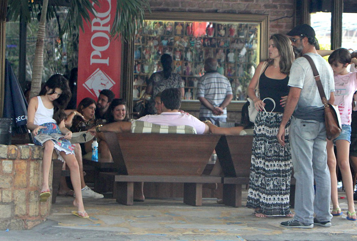 Marcos Pasquim almoça no Rio com a namorada e a filha