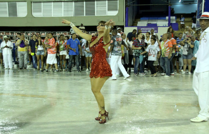 Viviane Araújo mostra samba no pé em ensaio técnico