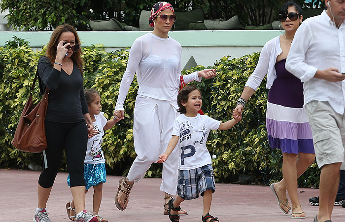 Vestida, Jennifer Lopez curte piscina com os filhos