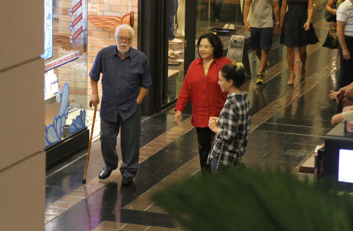 Manoel Carlos vai com Júlia Almeida e a esposa ao shopping