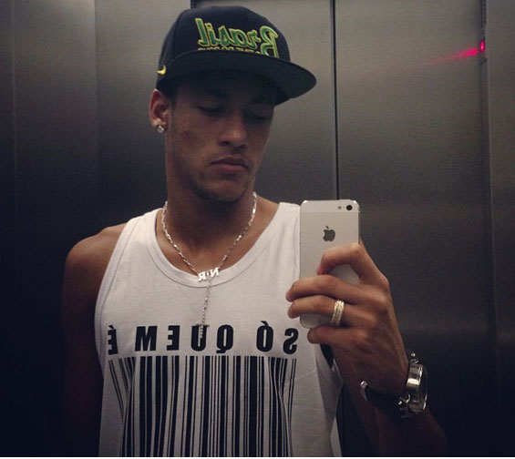 Foto de Neymar em elevador recebe 7 mil curtir em poucos minutos