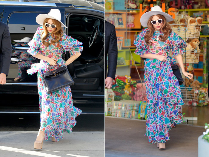 Lady Gaga usa look colorido parar comprar presente pro filho de Elton John