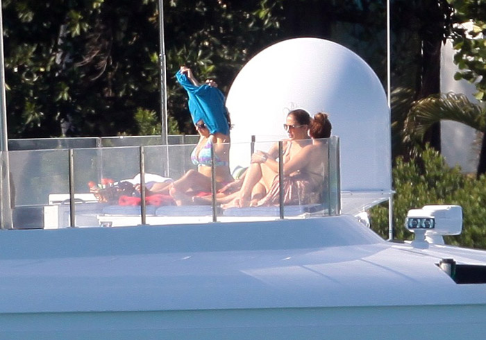 Jennifer Lopez toma sol a bordo de iate, em Miami