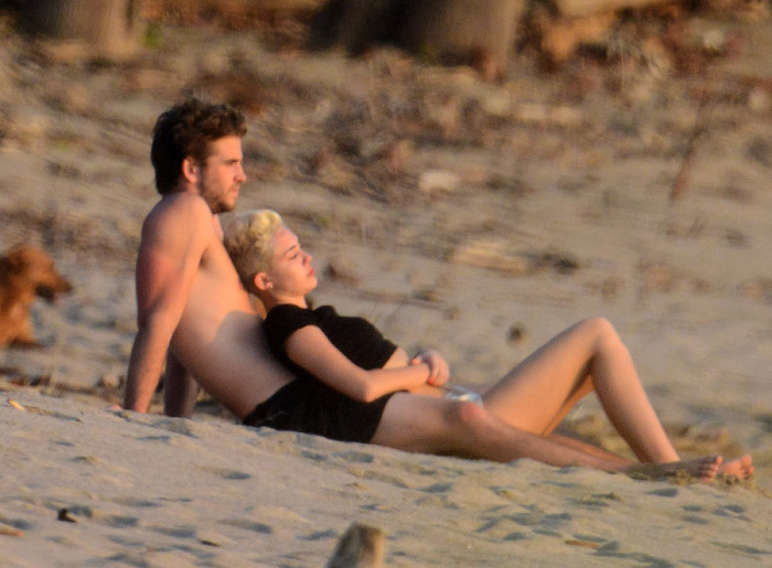 Miley Cyrus e Liam Hemsworth curtem pôr do sol em praia da Costa Rica 