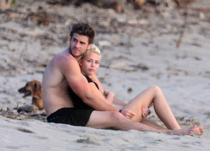 Miley Cyrus e Liam Hemsworth curtem pôr do sol em praia da Costa Rica 