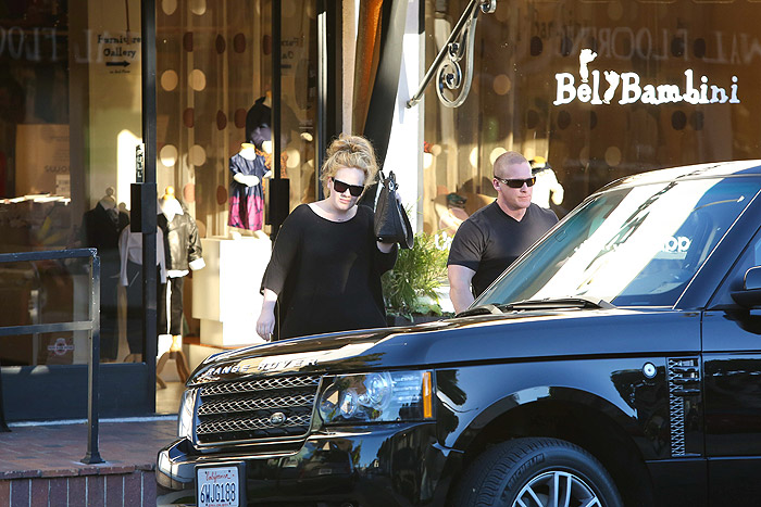 Adele enfrenta paparazzi para fazer compras para o filho