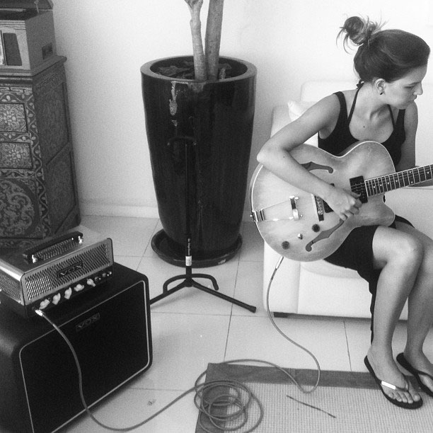 Mariana Rios faz pose com guitarra e mostra seu lado musical