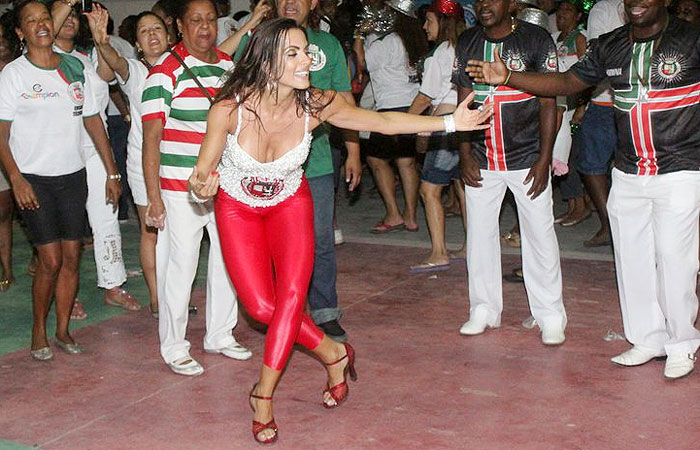 Com decotão, Carla Prata cai no samba em ensaio da Grande Rio