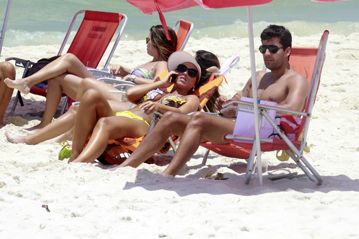 Nicole Bahls vai à praia carioca com Diego Pombo