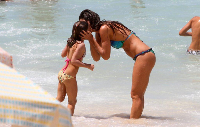 Cynthia Howlett se diverte com a filha na praia