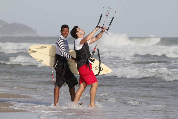 Thiago Rodrigues aprende a praticar kitesurf em praia carioca