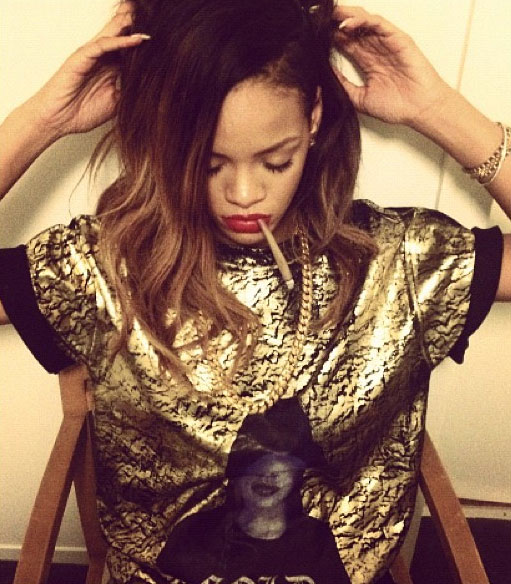 Rihanna volta a postar foto com cigarro suspeito