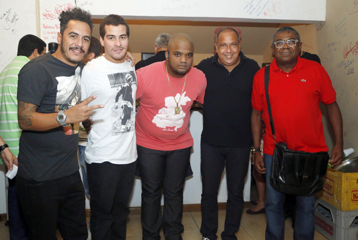 Thiago Martins e Marcelo D2 se encontram em show