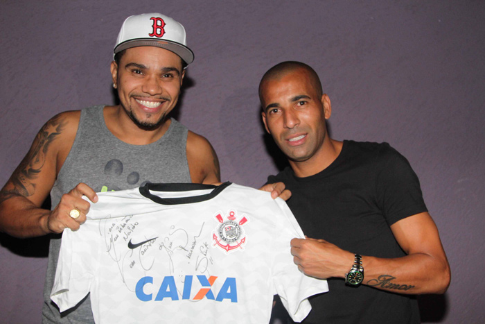 Naldo faz show em São Paulo e ganha camisa autografada do Corinthians
