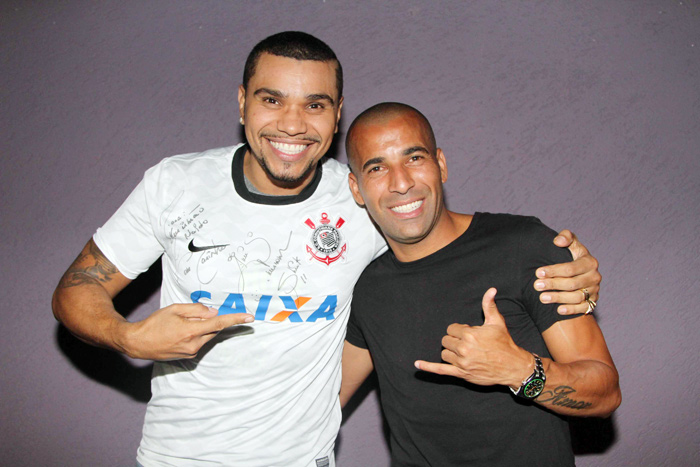 Naldo faz show em São Paulo e ganha camisa autografada do Corinthians