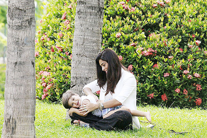 Juliana Paes brinca com seu filho na pracinha na Barra da Tijuca - Veja as Fotos