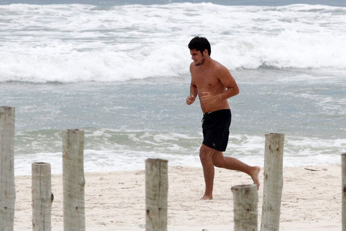 Bruno Gissoni corre na praia e curte dia com os amigos