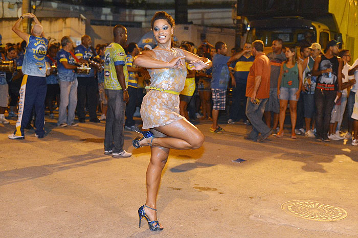 Juliana Alves ensaia à frente da bateria da Unidos da Tijuca