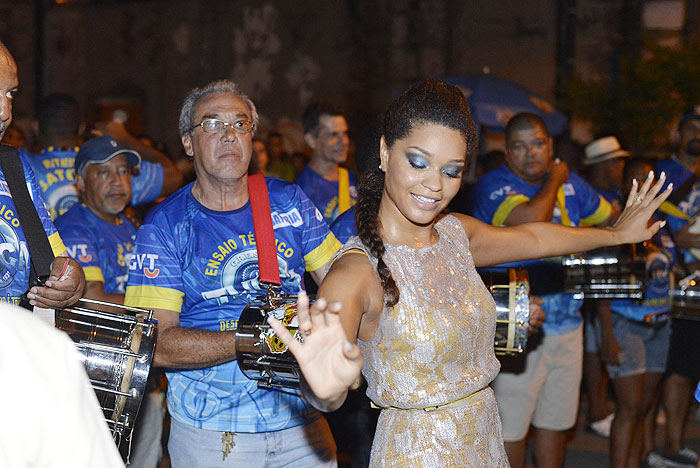 Juliana Alves ensaia à frente da bateria da Unidos da Tijuca