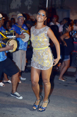 Juliana Alves arruma o vestido no meio do samba