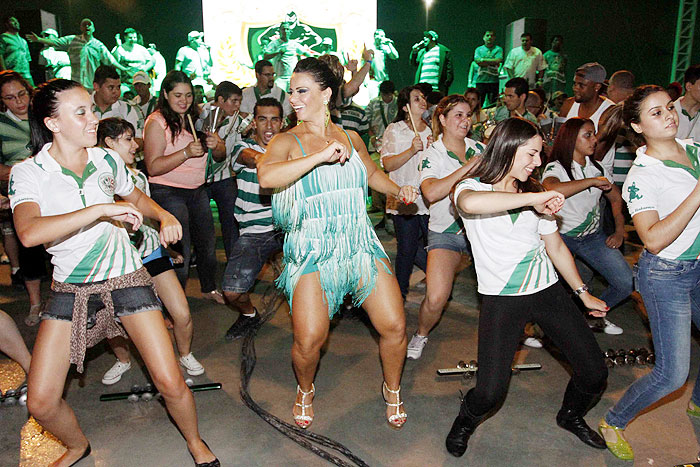 Vestida de melindrosa, Viviane Araújo agita ensaio da Mancha Verde