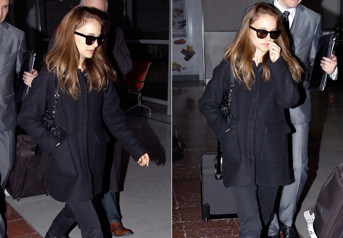 Natalie Portman é clicada toda de preto, no aeroporto de Los Angeles