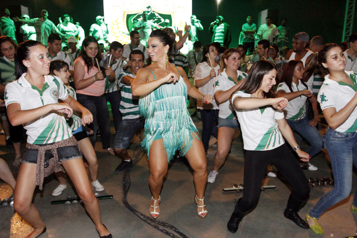 A rainha de bateria da escola fez as coreografias também